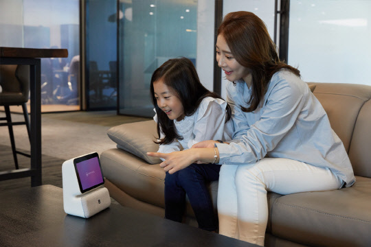 SK텔레콤 모델이 AI(인공지능 )스피커 '누구 네모'에서 '에브리싱' 서비스를 즐기고 있다. SK텔레콤 제공